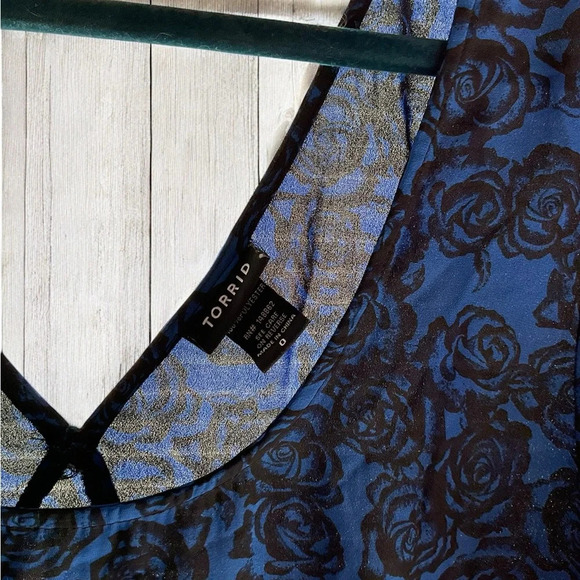 Torrid Floral Blouse - Size 0X - Picture 6 of 9